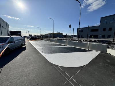 Vi har lång erfarenhet av målning av parkeringsplatser både inomhus i parkeringsgarage och utomhus.